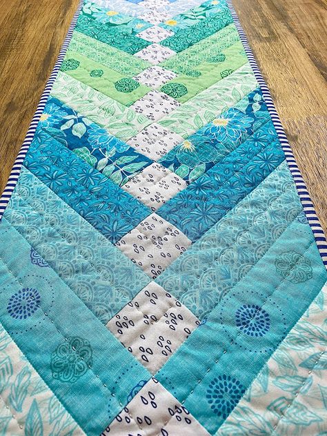 Braid Table Runner Pattern, Braided Table Runner Pattern, French Braid Table Runner Free Pattern, Jelly Roll Table Runner Patterns Free, Sew Pot Holders, French Braid Table Runner, Quilting Fabric Projects, Braid Quilts, Holiday Table Runners