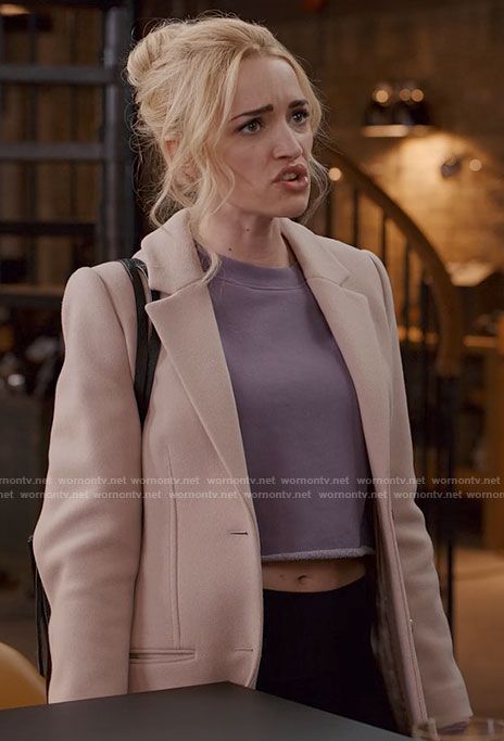 Ginny Georgia Outfits, Tv Shows Outfits, Brianne Howey Georgia, Georgia Miller Outfits, Georgia Outfits, Leighton Murray, Brianne Howey, Pink Tweed Skirt, Georgia Miller