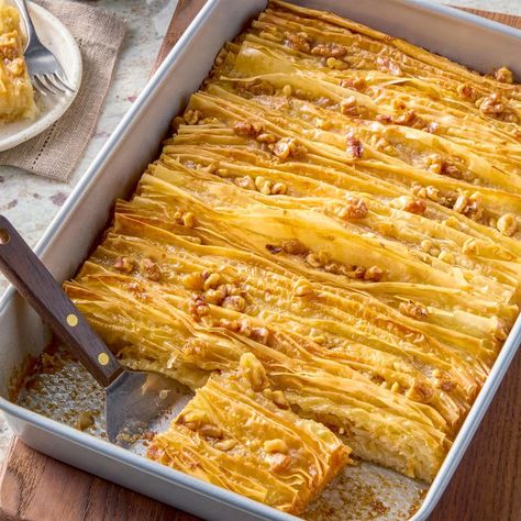 Crinkle Cake Phyllo Crinkle, Biscuit Rolls Recipes, Crinkle Cake, Phyllo Dough Recipes, Phyllo Recipes, Split Cake, Banana Split Cake, Homemade Custard, Special Dishes