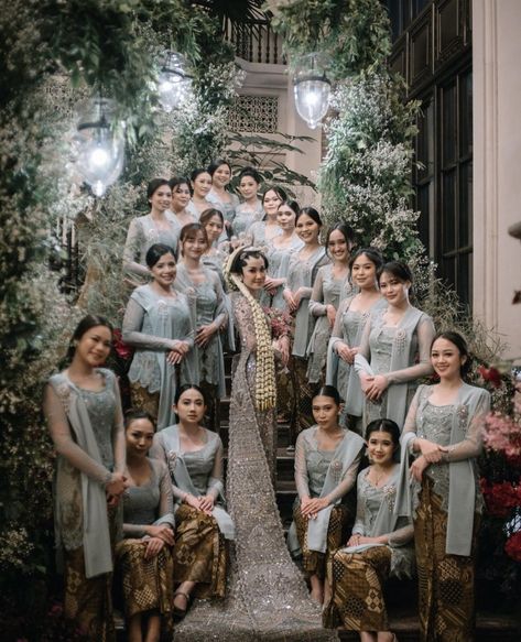 Bridesmaid Jawa, Kebaya Bridesmaid Modern, Bridesmaid Kutubaru, Bridesmaid Songket, Melayu Wedding, Bridesmaid Kebaya, Wedding Reception Gowns, Kebaya Bridesmaid, Javanese Wedding