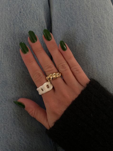 Green Almond Short Nails, Dark Green Oval Acrylic Nails, Short Oval Green Nails, Green Oval Nails Designs, Forest Green Nails Almond, Round Green Nails, Dark Green Oval Nails, Almond Green Nails, Dark Almond Nails