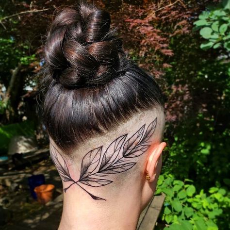 Neo-Traditional Black and Grey Laurel Wreath Scalp Tattoo by Cub Tattoos at High Caliber Tattoo and Piercings Side Shave Head Tattoo, Undercut Tattoo Women, Women Head Tattoo, Head Tattoos Women Side, Scalp Tattoo Women, Head Tattoos Women, Side Head Tattoo, Side Of Head Tattoo, Back Of Head Tattoo