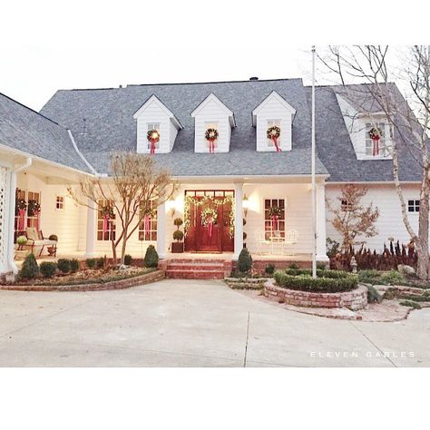 Southern Living Christmas House Farmhouse Outdoor Decor, Christmas Tours, Door Porch, Cape Cod House, Ulsan, Cottage House Plans, Country Farmhouse Decor, Home Exteriors, Country Farmhouse