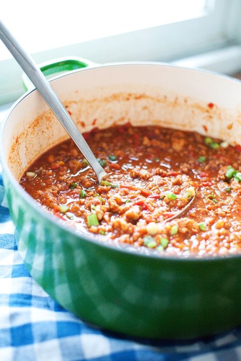 Two kinds of ground turkey to add plenty of flavor while keeping the fats low, no beans, and lots of added veggies create a pot of the most delicious healthy chili! You'll be shocked at how light a giant bowl is... www.lillieeatsandtells.com #lillieeatsandtells #macrofriendlyrecipes #lillielovesmacros #macrofriendlychili Turkey Chilli Recipes, Cauliflower Chili Recipe, Cauliflower Chili, Turkey Cauliflower, Lillie Eats And Tells, One Pot Chili, Turkey Chilli, Clean Dinner, Macro Recipes