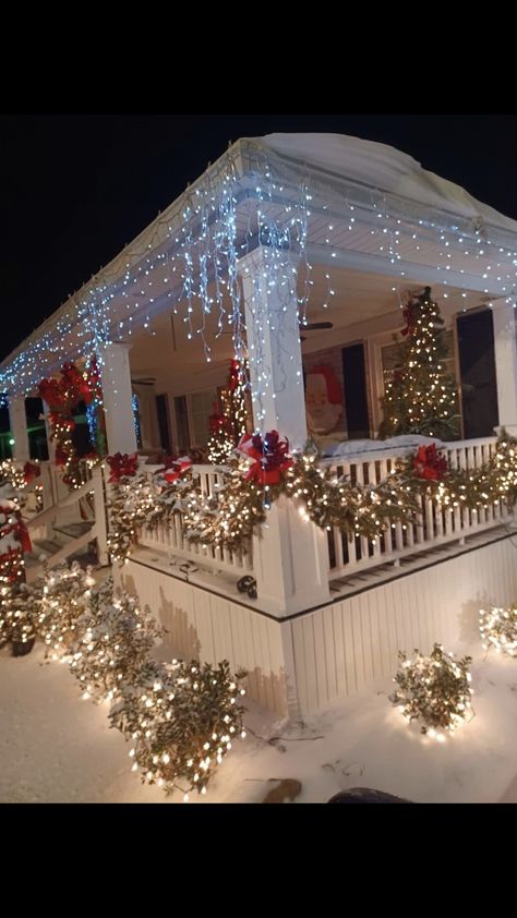 Front Porch Fall Decor Ideas, Porch Christmas Lights, Christmas Lights Outside, Outside Christmas Decorations, Christmas Apartment, Christmas Scenery, Christmas Decor Inspiration, Country Christmas Decorations, Christmas Themes Decorations