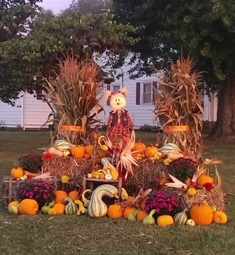 Fodder shock, autumn yard decorations Autumn Decorating Outside, Harvest Outdoor Decor, Fall Yard Displays, Thanksgiving Yard Decorations, Fall Outside Decor, Yard Decoration Ideas, Outside Fall Decorations, Fall Yard Decor, Fall Yard