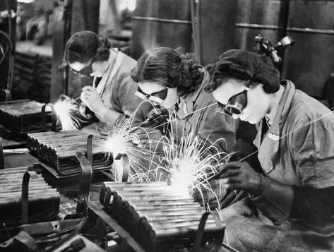 Women in the workforce during World War II Women Welder, Perang Dunia Ii, Women At Work, History Magazine, Cool Women, Women Working, Rosie The Riveter, Working Women, Riveting