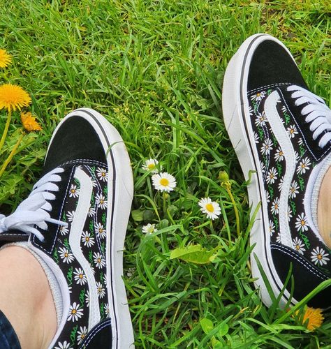 Black Vans Embroidery, Custom Vans Old Skool, Sneaker Vans, Embroidered Vans, Shoe Painting, Painted Shoes Diy, Old Skool Vans, Old Skool Black, Embroidery Shoes