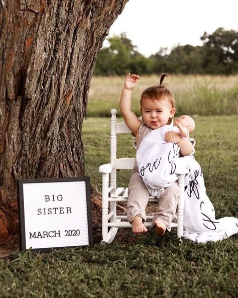 When you find out you’re going to be a big sister, and you’ve got your baby doll wrapped in your Modern Burlap swaddle! Isn’t this announcement the cutest EVER? Huge congratulations @alyssahoneycutt I’m Going To Be A Big Sister Announcement, Im Going To Be A Big Sister Photoshoot, Sister Announcement, 2nd Baby Announcement To Husband Second Child, Big Sister Training Announcement, Pregnancy Announcement Second Child, Little Sister Announcement, Big Sister Baby Announcement, Baby Sister Announcement