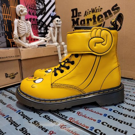 Dr. Martens / 1460 (Juniors) Adventure Time Jake / Brand New!! Size: Uk 13/ Us 1 Color: Yellow Condition: Brand New!! Teacher Outfits Aesthetic, Teacher Outfits Middle School, Adventure Time Shoes, Adventure Time Merch, Outfits Middle School, Adventure Time Clothes, Outfits Aesthetic Winter, Cool Stuff To Buy, Art Teacher Outfits