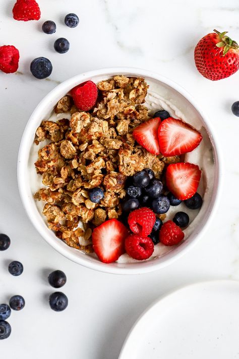 Top down view of a white bowl full of plain greek yogurt, fresh berries, and scrambled oats with berries scattered around the bowl. Protein Dessert Recipes Healthy, Greek Yogurt Recipes Breakfast, Scrambled Oats, Berry Cheesecake Salad, Plain Greek Yogurt Recipes, Starch Solution Diet, Oatmeal Protein Cookies, Berry Granola, The Starch Solution