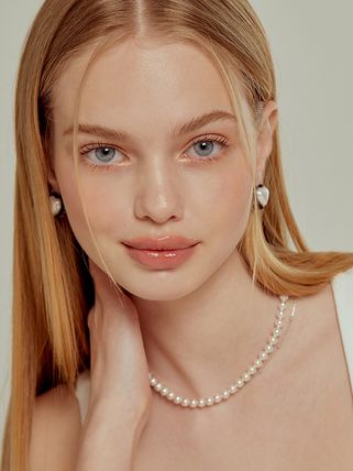 Designer fashion, Seoul-fully created | W Concept Comic Face, Reference Photos For Artists, Minako Aino, Classic Necklace, Pearl Choker Necklace, Natural Face, Pearl Choker, Style Mistakes, Party Makeup