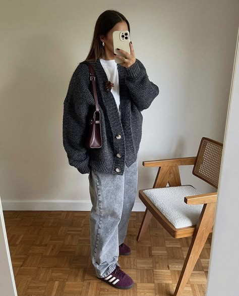 Outfits With Grey Cardigan, Wash Jeans Outfit, Samba Outfit Ideas, Adidas Samba Outfits, Samba Outfits, Gazelle Shoes, Maroon Outfit, Adidas Samba Outfit, Samba Outfit