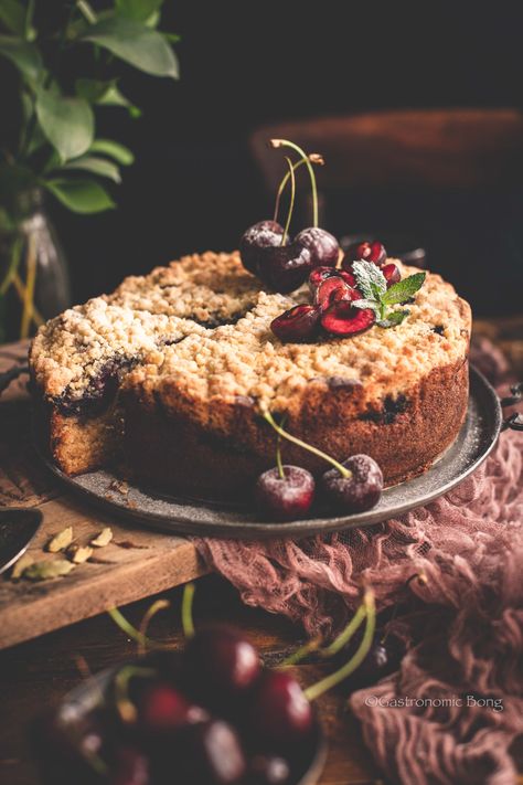 Cherry Cardamom Crumble Cake - Gastronomic BONG Almond Flour Cherry Cake, Cherry Almond Cake, Crumble Cake Recipe, Cherry And Almond Cake, Cherry Party, Coffee Fudge, Batch Baking, Cardamom Cake, Cherry Crumble