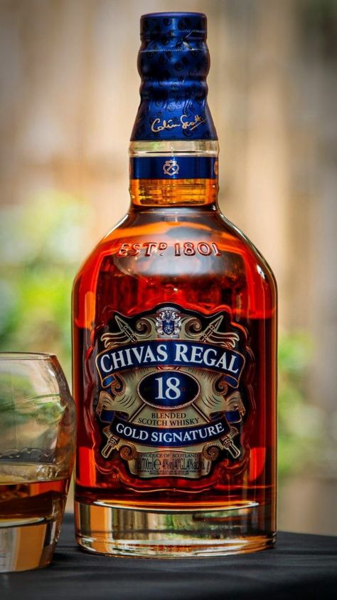 Whisky Chivas Regal, Whisky Chivas, Alcoholic Drinks Pictures, Chivas Regal, Pretty Alcoholic Drinks, Whisky Drinks, Party Drinks Alcohol, Whiskey Brands, Happy Hour Cocktails