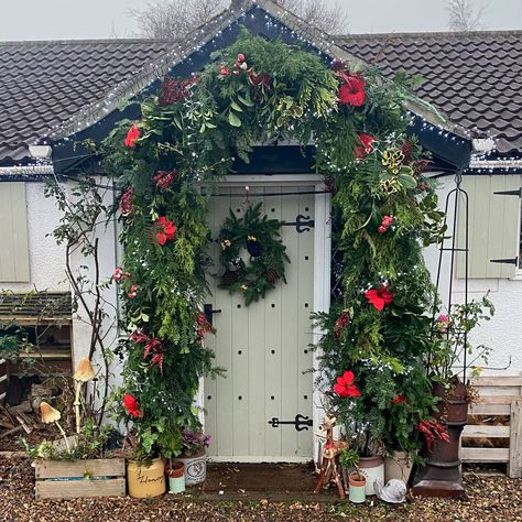 Turns out you don't have to be a celebrity to get the latest florist trend for your door. As this homeowner proves with her DIY Christmas arch costing £47! How To Make A Christmas Door Garland, Front Door Christmas Arch, How To Make A Christmas Door Arch, Christmas Door Arch Diy, Diy Door Garland Christmas, Outdoor Christmas Arch, Door Garland Diy, Christmas Door Garland Diy, Christmas Door Arch