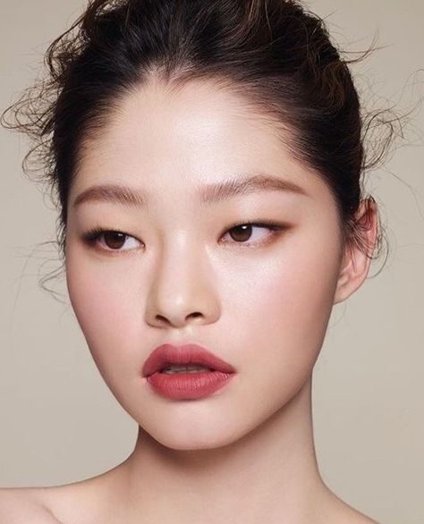 Smudged eyeliner wing, eye wing for small eyes, makeup looks Makeup Bibir, Makeup Asia, Monolid Eyes, Monolid Makeup, Smudged Eyeliner, Make Up Inspiration, Waterproof Lipstick, Photographie Portrait Inspiration, Braut Make-up