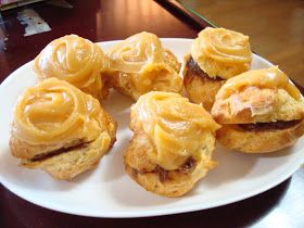 This is a cream puff recipe from a famous bakery in Hawaii - Liliha Bakery. I think it's the best because of the chantilly frosting on the t... Chantilly Brownies, Hawaiian Chantilly Cake Recipe, Coco Puffs Recipe, Chantilly Frosting, Hawaiian Dessert Recipes, Chantilly Cake Recipe, Random Desserts, Coco Puffs, Hawaiian Foods