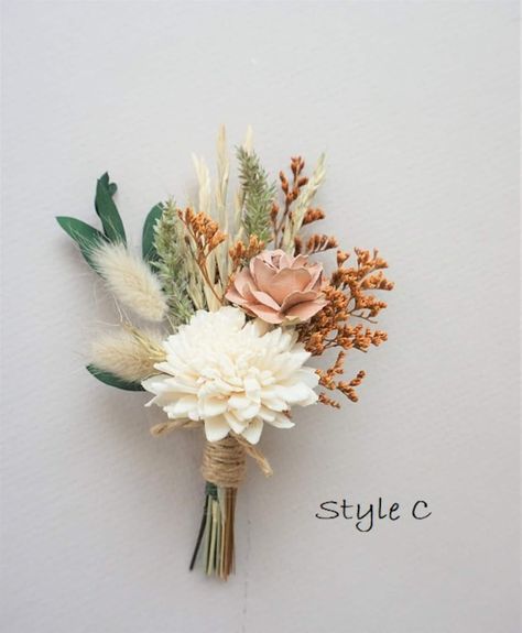 Bootinterieur Wedding Diy, Fall Corsages Wedding Mothers, Beige Boutonniere, Western Corsage, Neutral Boutonniere, Fall Corsage, Boho Wedding Boutonniere, Corsage Wedding Mother, Boho Corsage