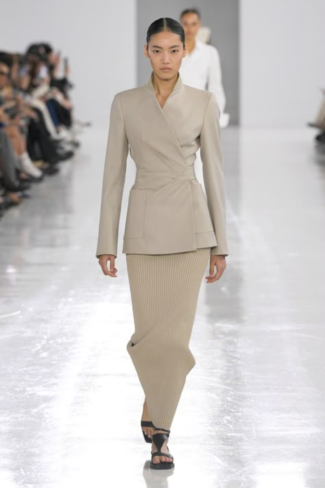 Max Mara Spring 2025 Ready-To-Wear Collection [PHOTOS] Fashion Week Aesthetic, Autumn Song, Kim Jones, Desert Storm, Ideal Wardrobe, Future Outfit, Spring 2025, Summer 2025, Luxury Event