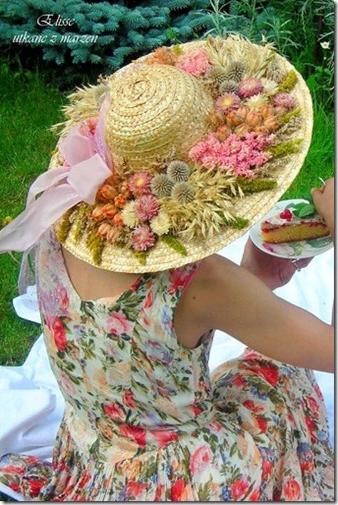 End of Summer Flowers to decorate your hat. Hat With Flowers, Decoration Shabby, Pretty Hats, Easter Bonnet, Tea Party Hats, Tea Party Garden, Fancy Hats, Love Hat, Floral Fashion