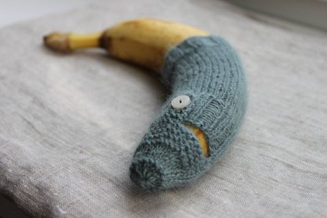 Your Banana Needs a Knit Sweater Cozy! | KnitHacker Quick Knitting Projects, Dachshund Sweater, Park Benches, Mini Dachshund, Textile Fiber Art, Tea Cozy, Yarn Diy, A Banana, Sweater Pattern