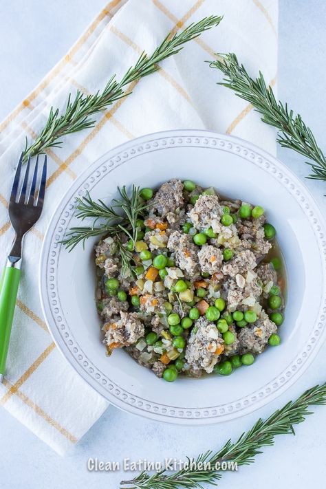 This Ground Bison and Cauliflower Bowl is perfect for paleo and Whole30 diets. It's a grain-free and easy meal, and the leftovers taste great too! #whole30 #bison #dinner Cauliflower Bowl, Veggie Bowl Recipe, Bison Recipes, Ground Bison, Cauliflower Rice Recipes, Whole 30 Diet, Paleo Recipe, The Leftovers, Veggie Bowl