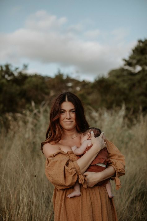 Newborn Mommy And Me Pictures Outdoor, Motherhood Outdoor Photography, Outdoor Motherhood Photoshoot, Mom And Newborn Pictures Outdoor, Outdoor Newborn Photography Fall, Infant Outdoor Photoshoot, Newborn Photography Outside, Lifestyle Newborn Photography Outdoor, Newborn Baby Photography Outdoor