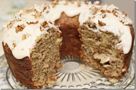 Hummingbird Cake Recipe Southern Living, Hummingbird Cake Southern Living, Hummingbird Bundt Cake, Hummingbird Cake Recipes, Apple Cream Cheese, Kek Lapis, Southern Living Magazine, Hummingbird Cake, Bird Cakes