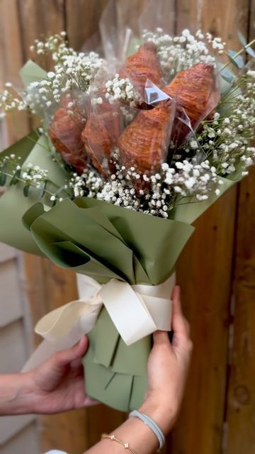 SHAK•KAR on Instagram: "💐 CROISSANT BOUQUET 💐   Because flowers are nice, but croissants are better 🥐   Introducing our CROISSANT BOUQUETS! Available for pre-order on our website ♥️   #HoustonBakeryLove#SweetHeartTreatsHouston#ValentinesDayBites#HoustonEatsLove#BakeryBlissHTX#LoveInEveryBite#ValentinesDayDelights#HTXBakeryRomance#SweetestInHouston#HeartfeltTreatsHTX#LoveFromTheOvenHouston#HoustonBakeryMagic#ValentineFlavorsHTX#SweetestSpotInHouston#HTXLoveBakesHere#ValentinesDayJoy#HoustonSweetExpression#LoveAndPastriesHTX#sugarandspicehouston" Churro Bouquet, Cake Bouquet Flowers, Croissant Bouquet, Food Bouquet Ideas, Birthday Bouquet Ideas, Bread Bouquet, Tiffany White, Cake Bouquet, Food Bouquet