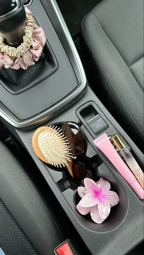 clean girl hailey bieber aesthetic Car Inside Aesthetic, Girl Car Interior, Hailey Bieber Aesthetic, Bieber Aesthetic, Selfcare Skincare, Girly Car Accessories, Inside Car, Car Deco, Girly Car