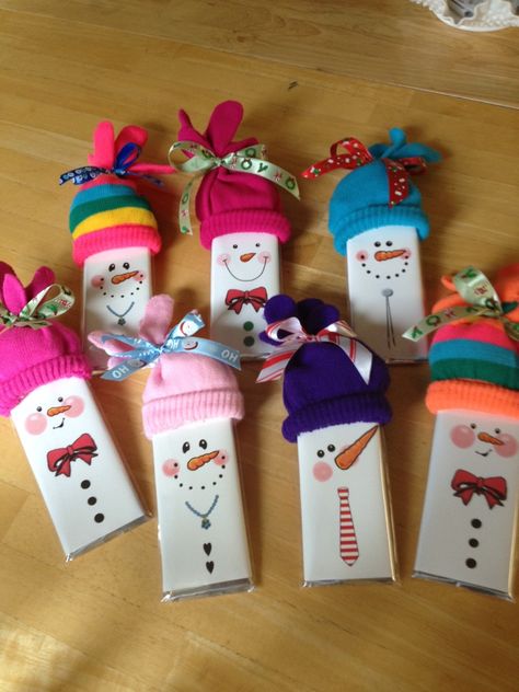 Personalized chocolate bar snowmen with a pair of stretch knit gloves for the hat.  $3.95 ea. Chocolate Bar Snowman, Christmas Candy Crafts, Christmas Candy Gifts, Diy Christmas Presents, Student Christmas Gifts, Christmas Gift Basket Ideas, Candy Crafts, Christmas Gift For Mom, Christmas Crafts For Gifts