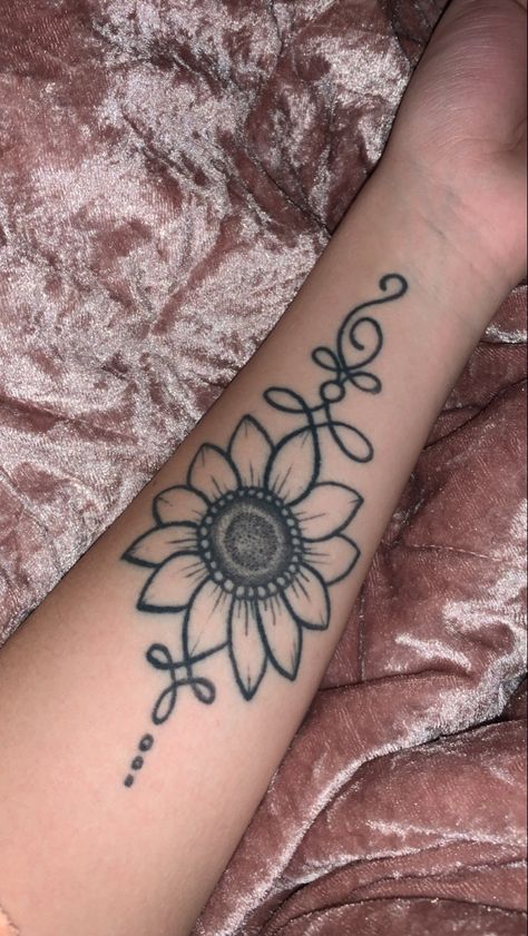 Henna Designs Forearm Flowers, Easy Forearm Tattoo Women, Sunflower Tattoo For Lost Loved One, Simple Arm Tattoos For Women Forearm, Forearm Sunflower Tattoo, Matching Sunflower Tattoos, Simple Forearm Tattoos For Women, Henna Tattoo Designs Forearm, Tattoo Ideas Female Sunflower