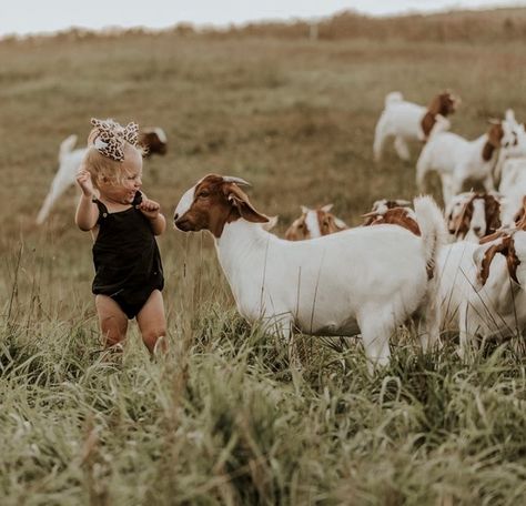 Baby girl with a goat Cute Farm Pictures, Baby And Cow Photoshoot, Baby Farm Photoshoot, Country Kids Aesthetic, Baby Cowboy Photoshoot, Country Family Aesthetic, Country Life Family, Western Baby Pictures, Country Baby Pictures