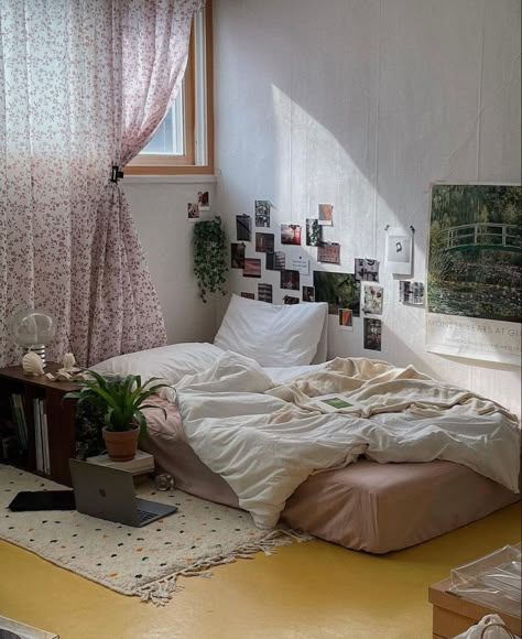 Bed On The Ground Ideas, Mattress On Ground Ideas, Floor Bed Design Bedrooms, Mattress In Floor Ideas, Bed On The Floor Ideas Cozy Bedroom Mattress, Rooms With Mattress On Floor, Japanese Floor Bed Aesthetic, Mattress On The Floor Ideas, Room Ideas Aesthetic Bed On Floor