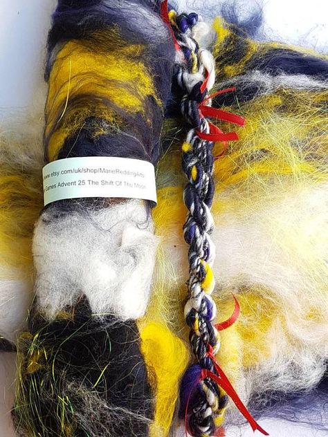 Check out this item in my Etsy shop https://www.etsy.com/uk/listing/611374777/handcarded-yellow-art-batt-25-the-shift Die Tribute Von Panem, Hand Spun Art Yarn, Weaving With Handspun Yarn, Hand Dyed Yarn Inspiration, Fractal Spinning Yarn, Art Batts, Art Yarn Handspun, Suzanne Collins, Yarn Inspiration