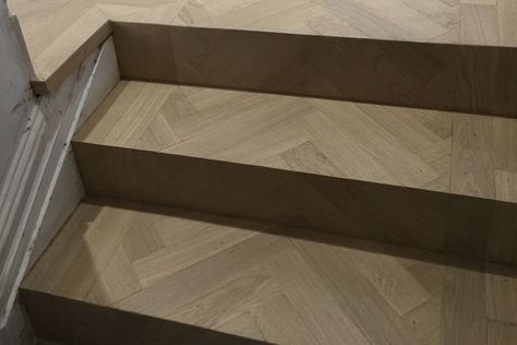 Facade Landscaping, Tiled Stairs, Wood Floor Stairs, Entrance Facade, Laminate Stairs, Small Staircase, Stairs Renovation, Wood Parquet Flooring, Herringbone Wood Floor