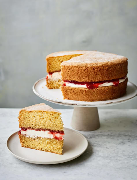 Mary Berry Victoria Sponge, Victoria Sponge Recipe, Victoria Sandwich Cake, Fruit Birthday Cake, Sponge Recipe, Mary Berry Recipe, Cakes To Make, Berry Recipes, Victoria Sponge Cake