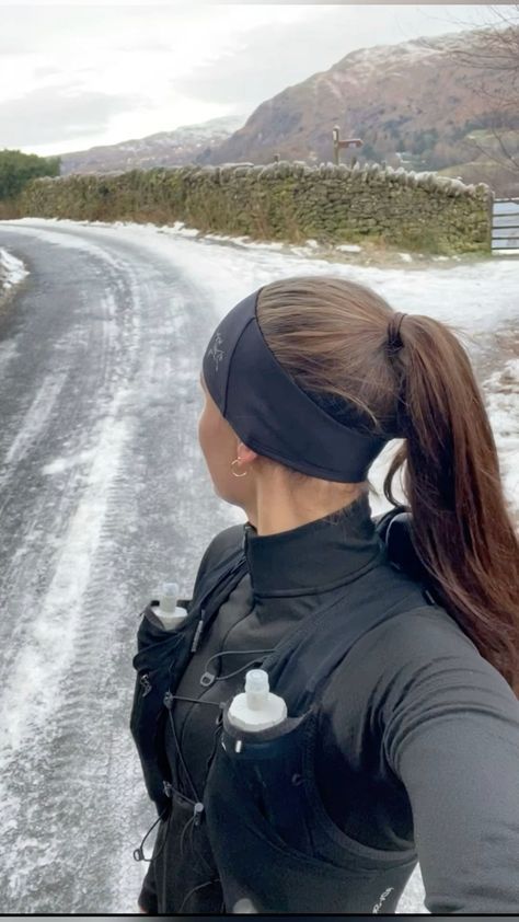 Off Road Outfit, Running During Winter, Winter Lifestyle Aesthetic, Cold Running Gear, Winter Training Outfit, Running Vision Board Ideas, Running Inspiration Aesthetic, Cute Winter Running Outfit, Running For Vision Board