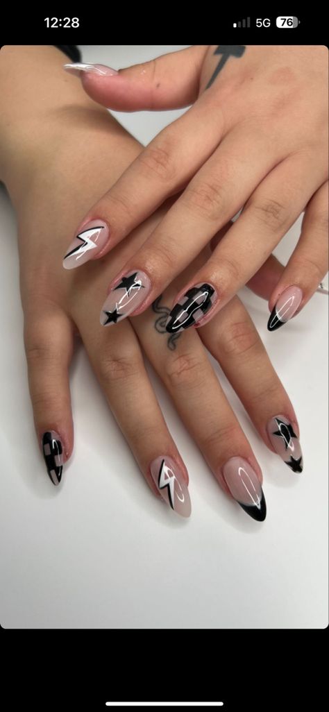 Short Nails Alternative, Nail Inspo Alternative, Avril Lavigne Inspired Nails, Avril Lavigne Nail Ideas, Rock Inspired Nails, Acrylic Nails Alternative, Punk Rock Nails Designs, Avril Lavigne Nails, Nails Alternative Style