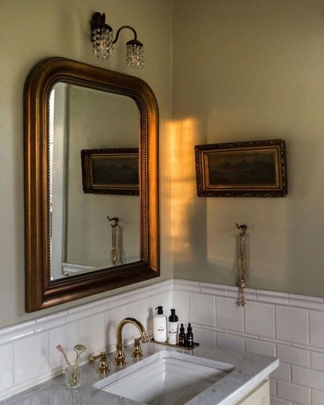 Simple Green Bathroom Ideas, Bathroom Vintage Mirror, Traditional Eclectic Bathroom, Vintage Italian Bathroom, Vintage Bathroom Mirror, Vintage Bathroom Inspiration, Carley Page, Italian Bathroom, Bath Routine