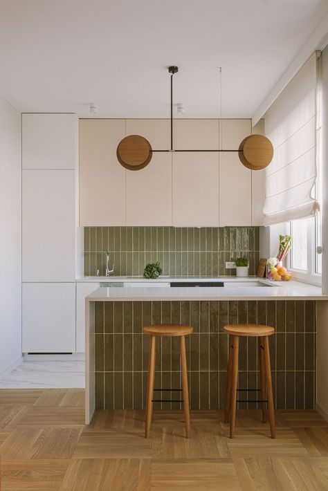 Nowoczesne mieszkanie z nutą mięty | Dziurdzia Projekt Island Counter, Kitchen Peninsula, Green Tiles, Neoclassical Interior, Mid Century Modern Kitchen, Mid Century Kitchen, Kitchen Inspiration Design, Kitchen Diner, Kitchen Reno