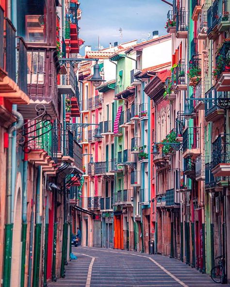 Colorful streets of Pamplona, Spain. Pamplona Spain, Monte Everest, Running Of The Bulls, Spain Images, Spain Aesthetic, Spain Photography, Spain Vacation, Northern Spain, Destination Voyage