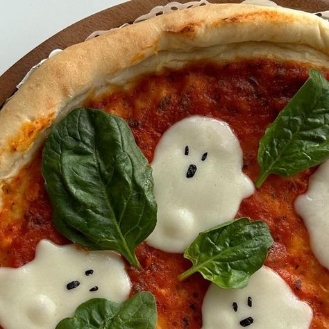 Ghost Pizza Halloween, Halloween Food Art, Witchy Halloween Aesthetic, Pizza For Halloween, Pizza Decorations, Halloween Pizza Ideas, Spooky Season Outfits, Spooky Season Wallpaper, Pizza Topping Ideas