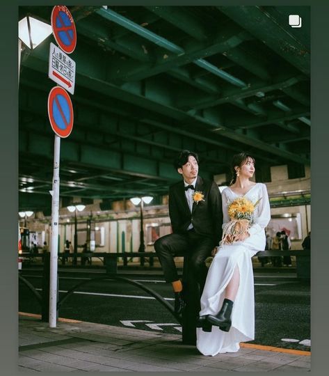 Asian Couple Wedding Photos, Pre Wedding Shoot Ideas City, Chinatown Engagement Photos, Taiwan Wedding Photography, Hong Kong Engagement Photos, Tokyo Engagement Photos, Street Wedding Photoshoot, Japan Aesthetic Couple, Asian Wedding Photoshoot