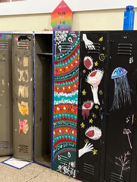 Hippie dippie school lockers<3 Locker Painting Ideas, Locker Ideas, Performing Arts School, School Lockers, Cartoon Painting, Graffiti Designs, Performing Arts, Big Time, Art Inspiration Drawing