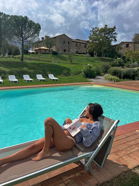 Tuscany Picture Ideas, Lounge Chair Poses, By The Pool, Pool Chair Poses, Laying By The Pool Pictures, By The Pool Aesthetic, Pool Book Photo, Pool Instagram Pictures, Tuscany Pool