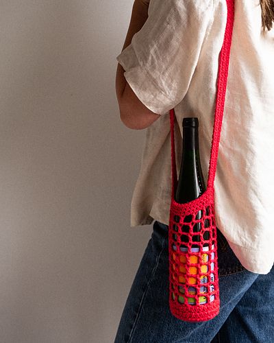 Crochet Wine Bottle Holder Bag - Sac à Vin en crochet Wine Crochet Bag, Crochet Wine Bottle Bag Free Pattern, Crochet Wine Bottle Holder Pattern, Wine Bottle Crochet Bag, Crochet Wine Bag Pattern Free, Crochet Wine Holder, Cans Diy Ideas, Bottle Bag Diy, Crochet Wine Bag