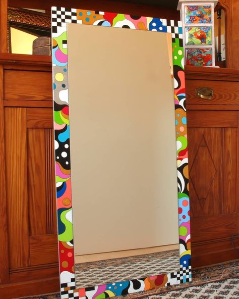 Funky Painted Mirror Frames, Colorful Mirror Frame Diy Projects, Mirror Frame Ideas Paint, Painted Mirror Frame Aesthetic, Trippy Furniture Painting, Diy Painted Mirror Frame Ideas, Aesthetic Mirror Frame, Painting Mirror Frames Diy Ideas, Mirror Frame Painting Ideas Aesthetic