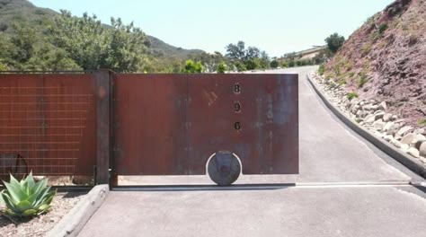 Olson Kundig — Montecito Residence Olson Kundig, Live Work Space, Entrance Gates Design, Steel Gate, Hood River, Residential Architect, House Blend, American Architecture, Metal Screen